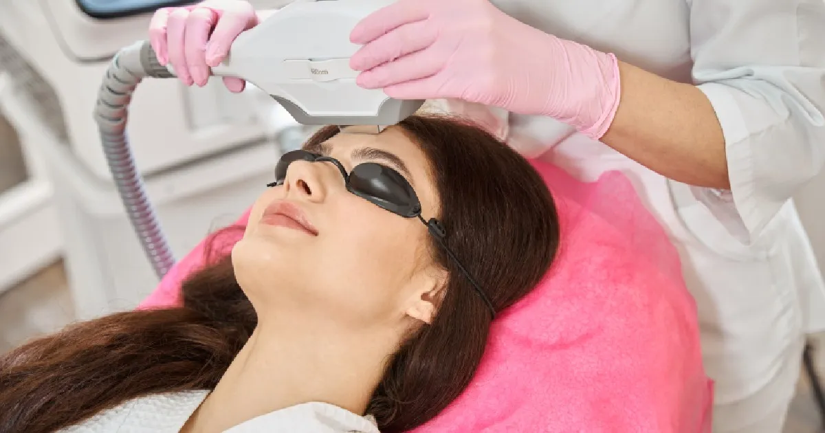 WomenreceivingIPLPhotoFacialinValencia